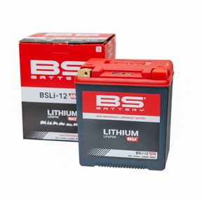 batterie mit schachtel vor weissem hintergurnd