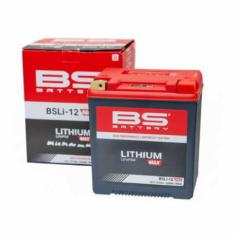 batterie mit schachtel vor weissem hintergurnd
