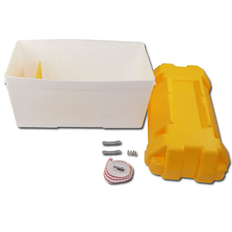 Offene RRS Kunststoff-Batteriebox neben gelbem Deckel, aufgewickeltem Gurt und kleinen Befestigungsteilen