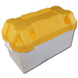 RRS Universal-Batteriebox mit hellem Kunststoff-Unterteil und aufgesetztem gelbem Deckel in schräger Ansicht