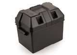 RRS Universal-Batteriebox aus dunklem Kunststoff mit aufgesetztem Deckel in schräger Ansicht