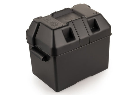 RRS Universal-Batteriebox aus dunklem Kunststoff mit aufgesetztem Deckel in schräger Ansicht